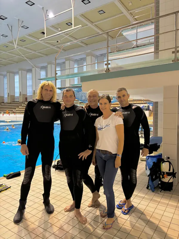 Das Team von Dive Connection Rostock in der Neptun-Schwimmhalle